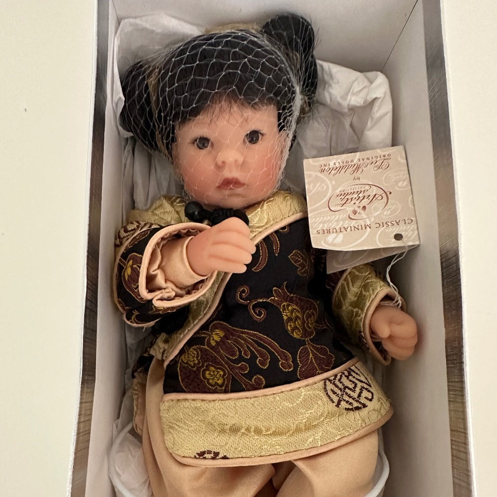 Brand New Lee Middleton (Classic Miniature) Little China Doll